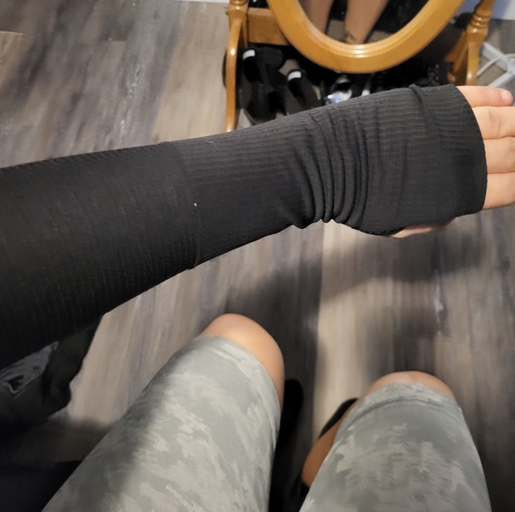 Lulu lemon top - Picture 2 of 4